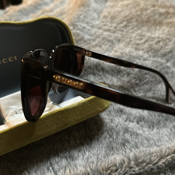 Gucci sunglasses brown frames with case and everything intact - Picture 4 of 6